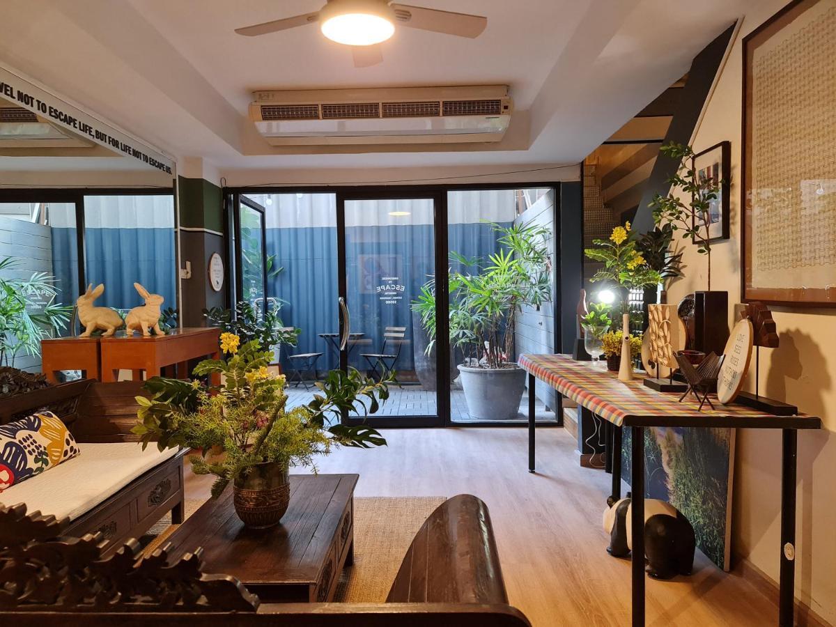 Somewhere To Escape - Hometel Bangkok Exterior photo